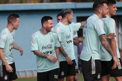 Lionel Messi sonríe en medio del entrenamiento del martes del seleccionado argentino, en el predio de Ezeiza.