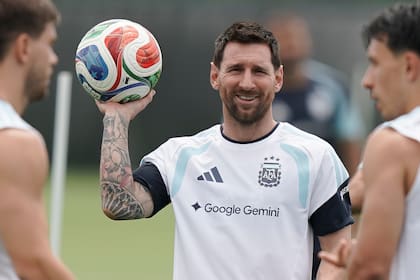 Lionel Messi sonríe y la selección lo disfruta; el 10 ya es el máximo goleador de los Mundiales, con 18 festejos
