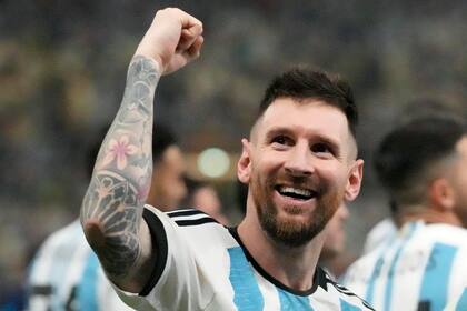 Lionel Messi suele destacarse por esquivar a muchos contrincantes a la vez mientras lo marcan: una capacidad que es el resultado de un largo entrenamiento y esfuerzo