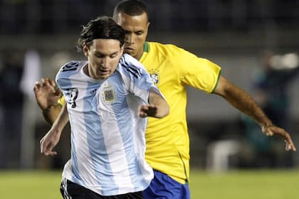Lionel Messi supera a Luis Fabiano en el Mineirao, ante Brasil por eliminatorias, en junio de 2008
