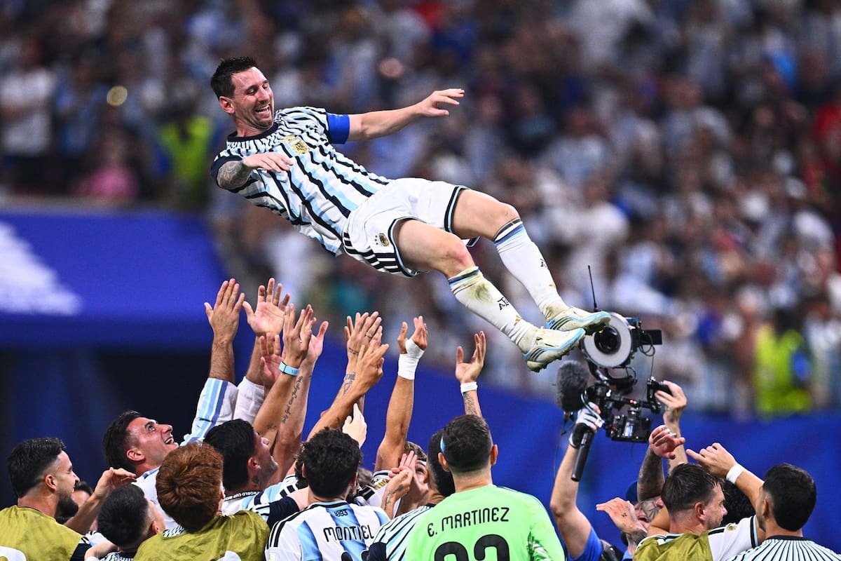 Lionel Messi terminó siendo levantado por los aires por sus compañeros