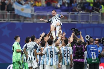 Lionel Messi terminó siendo levantado por los aires por sus compañeros