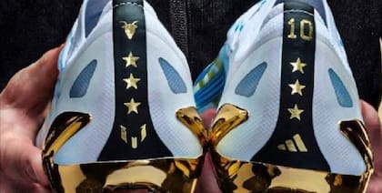 Lionel Messi tiene sus propios botines, que se diferencian del rosa brillante de sus compañeros. A 20 años de su debut en la Copa del Mundo, Adidas presentó “El último tango”