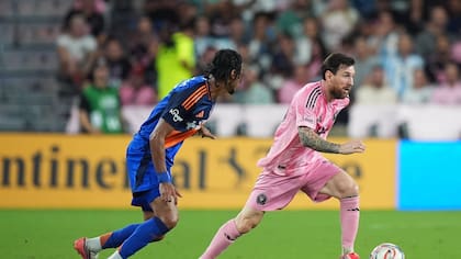 Lionel Messi, titular en Inter Miami frente a Cincinnati por la MLS, busca escapar de Kenji Mboma Dem, que marcó un golazo