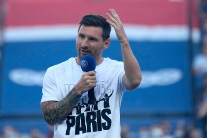 Lionel Messi toma la palabra durante la presentación en el PSG, en la antesala del partido de la liga francesa contra Estrasburgo, en el Parque de los Príncipes (AP Foto/Francois Mori)