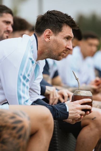 Lionel Messi tomando mate mientras observa el ensayo entre la selección mayor y la Sub 20