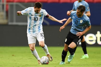 Lionel Messi tuvo pasajes de alto vuelo en Brasilia: de su mano, la selección le ganó a Uruguay.