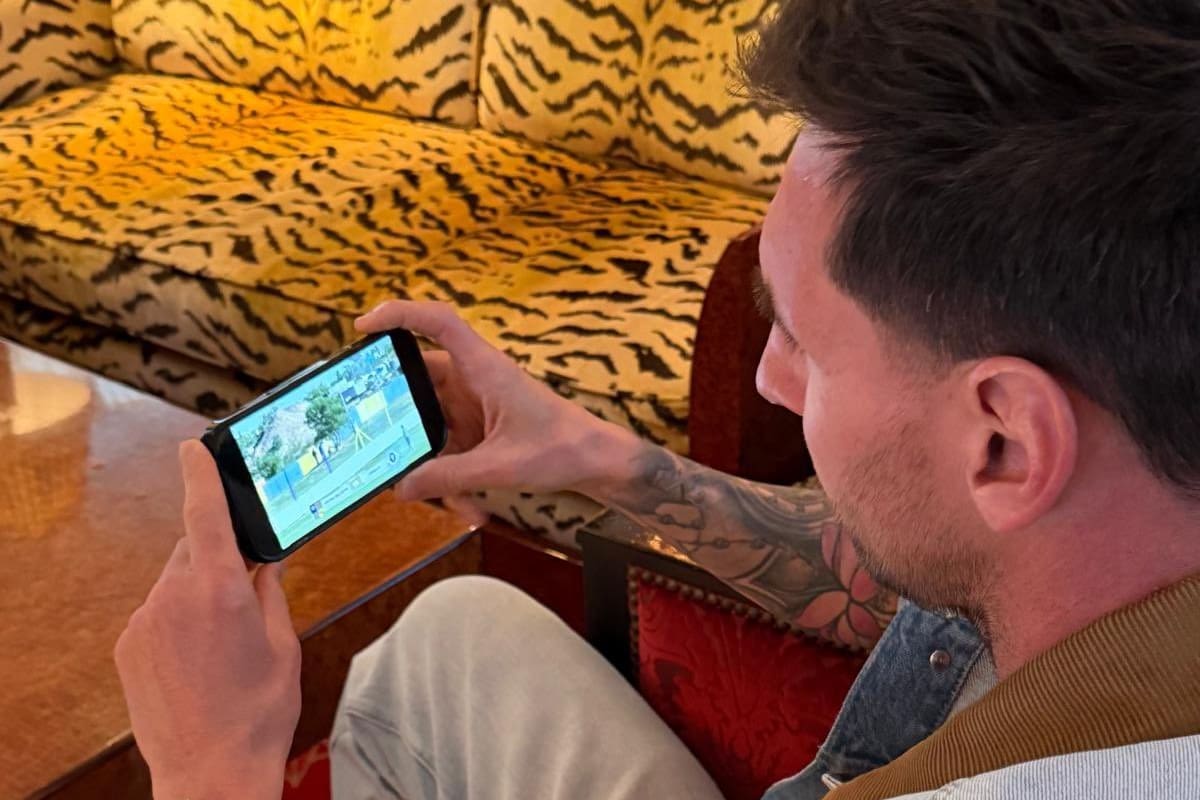 Lionel Messi viendo a la distancia a Leones de Rosario FC, que debutó profesionalmente tras 11 años de vida institucional y con la aprobación de AFA de desembarcar directo en la Primera C sin pasar por el Torneo Amateur.