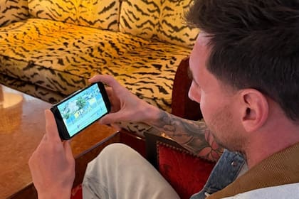 Lionel Messi viendo a la distancia a Leones de Rosario FC, que debutó profesionalmente tras 11 años de vida institucional y con la aprobación de AFA de desembarcar directo en la Primera C sin pasar por el Torneo Amateur.