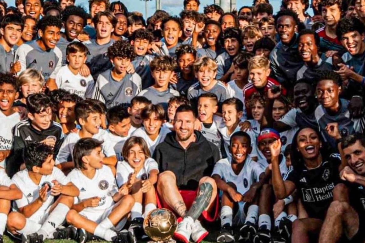 Lionel Messi visitó Inter Miami y posó con todos los niños (Foto Twitter @AtaqueFutbolero)