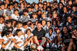 Lionel Messi visitó Inter Miami y posó con todos los niños (Foto Twitter @AtaqueFutbolero)