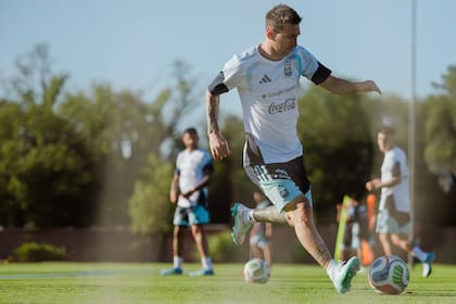 Lionel Messi vivió su "último primer día" en la selección: arribó al predio de Ezeiza para prepararse para los que serían sus últimos compromisos en suelo nacional, los amistosos con Mauritania y Zambia del viernes y el martes.