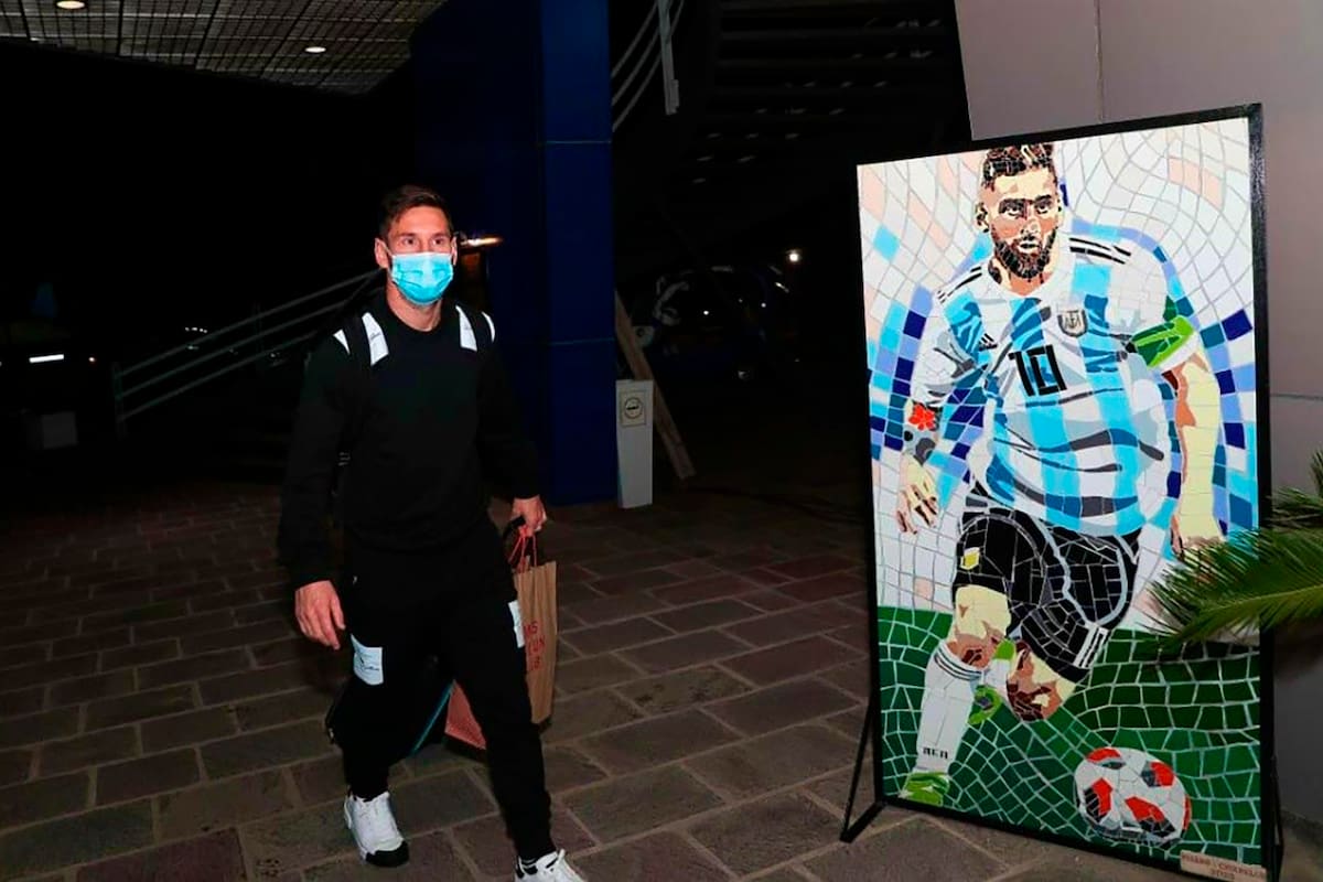 Lionel Messi volverá a la selección, después de algo más de seis meses, y vivirá en el predio de Ezeiza bajo estrictas normas sanitarias; no habrá salidas ni visitas durante varias semanas