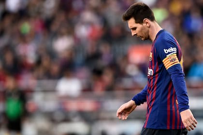 Lionel Messi volvió a jugar en el Camp Nou después de la eliminación de Barcelona en la Champions League; nuevo look y viejas frustraciones