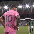 La eufórica reacción de los hinchas en la vuelta de Messi y el abrazo con un rival en plena jugada