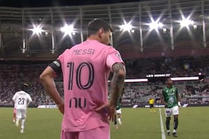 La eufórica reacción de los hinchas en la vuelta de Messi y el abrazo con un rival en plena jugada