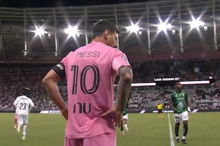 La eufórica reacción de los hinchas en la vuelta de Messi y el abrazo con un rival en plena jugada