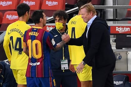 El saludo entre Messi y Ronald Koeman; el capitán y el nuevo director técnico están construyendo una relación