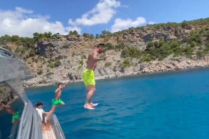 El “piletazo” de Lionel Messi y Thiago al mar mediterráneo desde su imponente yate