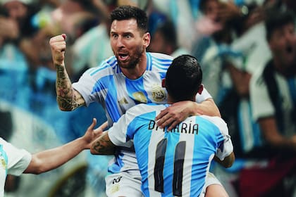 Lionel Messi y Ángel Di María, en un festejo de gol adaptado digitalmente al nuevo modelo de la camiseta titular argentina.