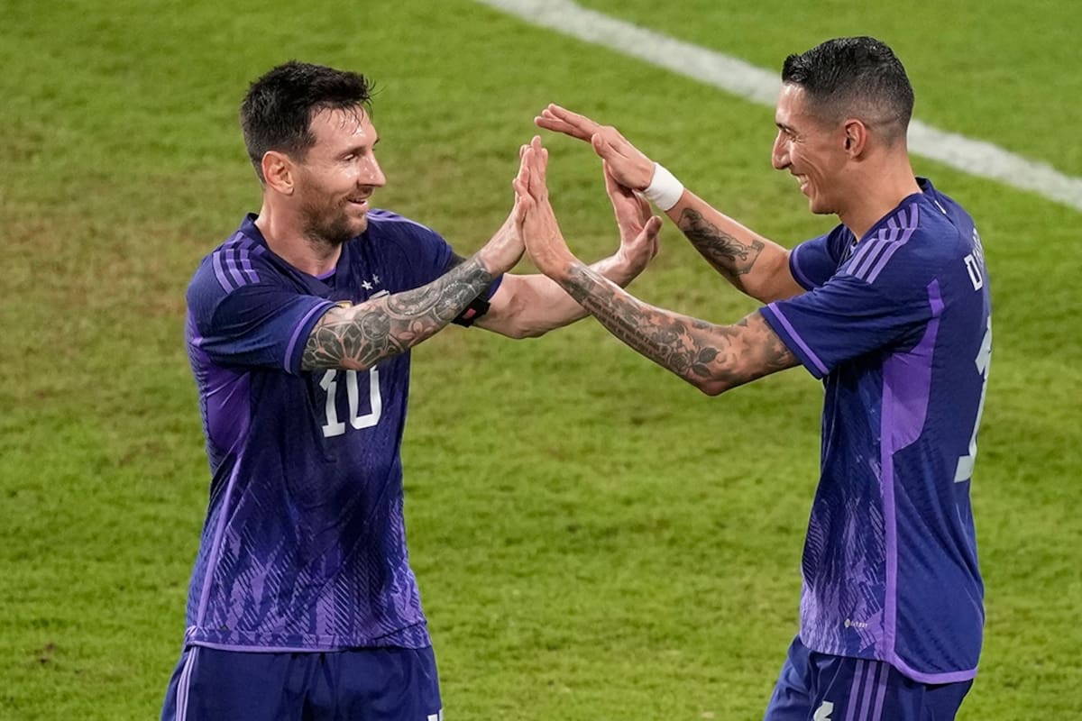 Lionel Messi y Ángel Di María, protagonistas de un ploteo de un colectivo en Rosario
