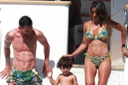 Lionel Messi y Antonela Roccuzzo en Ibiza, junto a su hijo menor, Ciro.
