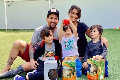 Lionel Messi y Antonela Roccuzzo junto a sus tres hijos: Thiago, Ciro y Mateo.