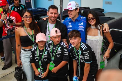Lionel Messi y Antonela Roccuzzo posaron con Colapinto y Maia Reficco