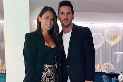 Lionel Messi y Antonela Roccuzzo recibieron 2021 con un abrazo y un apasdionado beso