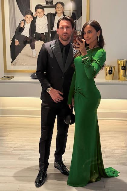 Lionel Messi y Antonela
Roccuzzo se toman una
selfie en su casa, antes de ir
a la fiesta. Él, con smoking,
camisa y corbata en negro
absoluto (y nuevo peinado con
raya al costado). Ella, con un
espectacular vestido drapeado
de espalda descubierta
diseñado por Victoria
Beckham, joyas de oro de
Tiffany & Co. y una minaudière
en forma de esfera de Alaïa.