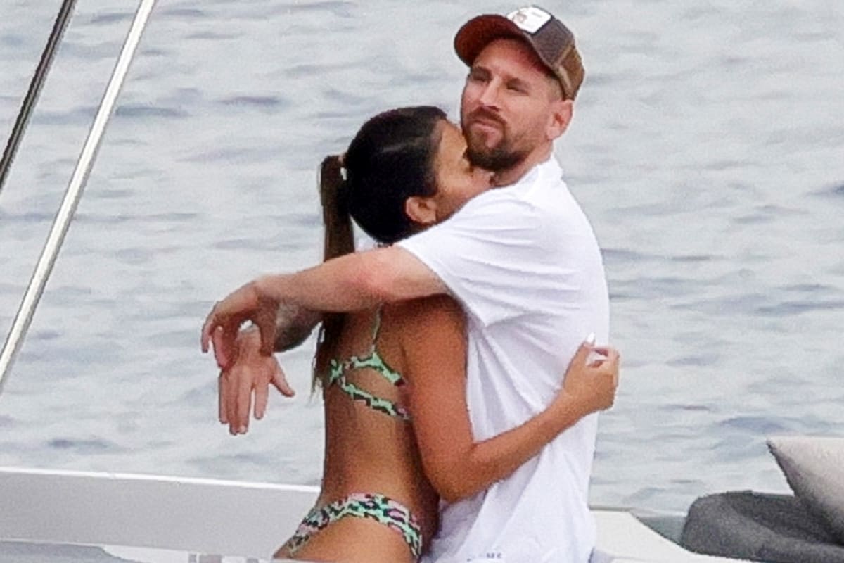 Lionel Messi y Antonella Roccuzzo se muestran muy apasionados en el lujoso yate donde pasan sus vacaciones