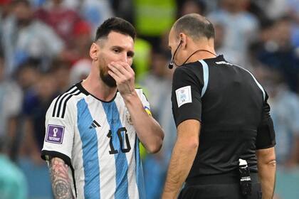 Lionel Messi y Antonio Matheu Lahoz durante el partido entre Argentina y Países Bajos, por los cuartos de final de Qatar 2022