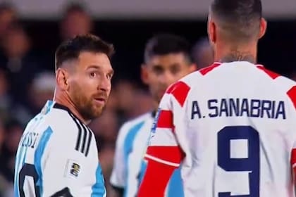 Lionel Messi y Antonio Sanabria en el partido de Argentina y Paraguay por Eliminatorias