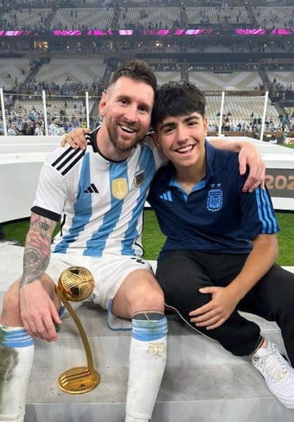 Lionel Messi y Benjamín Agüero tras la final del Mundial de Qatar