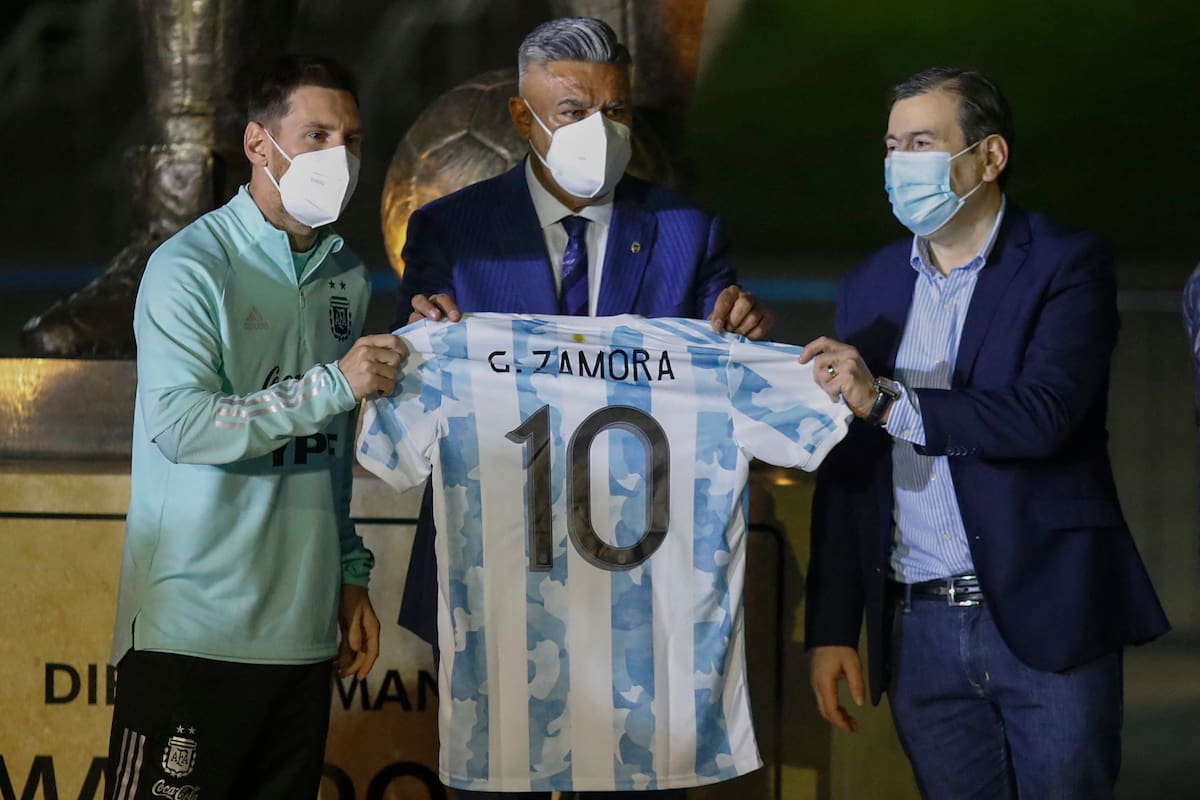 Lionel Messi y Claudio Tapia con el gobernador Gerardo Zamora, durante la inauguración de una estatua de Diego Maradona en el estadio de Santiago del Estero