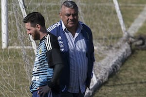 Lionel Messi y Claudio Tapia, presidente de la AFA
