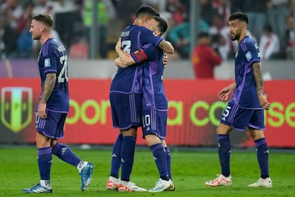 Lionel Messi y Cristian Romero se funden en un cálido abrazo, como consecuencia del triunfo argentino sobre Perú por 2-0