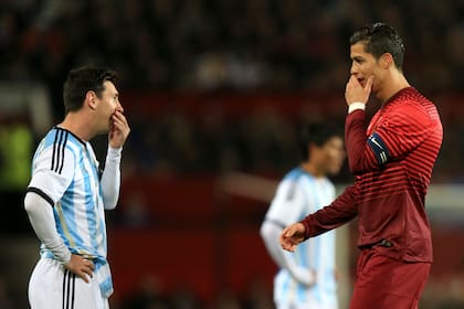 Lionel Messi y Cristiano Ronaldo charlando durante un partido entre la Argentina y Portugal en 2014; ambos seleccionados hicieron crecer el mercado de reventa para el Mundial 2026