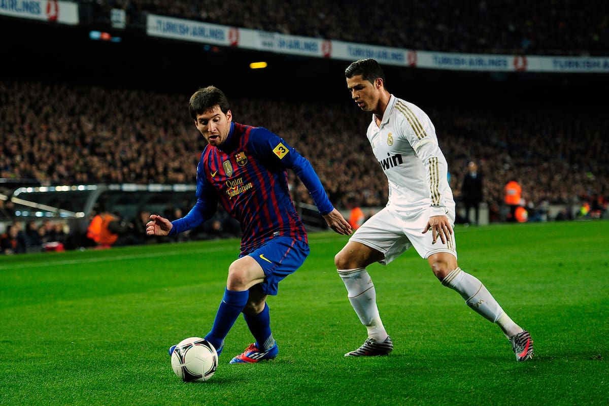 Lionel Messi y Cristiano Ronaldo durante un partido por la Copa del Rey en enero de 2012.