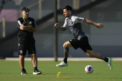 Lionel Messi y, de fondo, Gerardo 'Tata' Martino, en un entrenamiento de Inter Miami