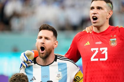 Lionel Messi y Dibu Martínez durante la entonación del himno, antes del partido frente a Holanda