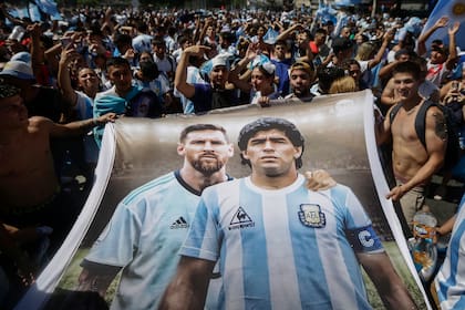 Lionel Messi y Diego Maradona, dos símbolos de todos los tiempos de la selección argentina