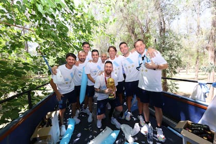Lionel Messi y el cuerpo técnico del seleccionado argentino liderado por Lionel Scaloni