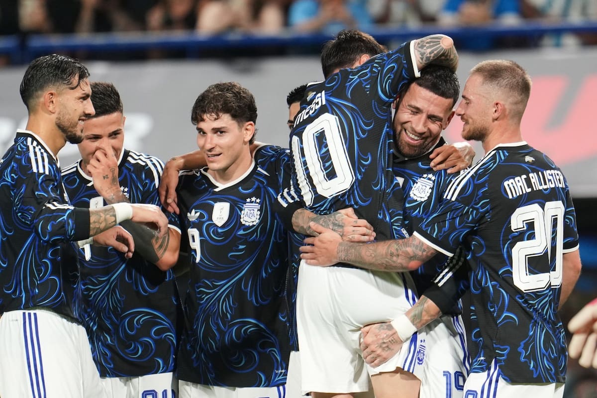 Lionel Messi y el resto del equipo celebran el penal convertido por Nicolás Otamendi contra Zambia, en el último partido del defensor en la selección en suelo nacional.