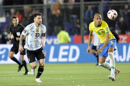 Lionel Messi y Fabinho miran la pelota durante el partido entre la Argentina y Brasil, disputado en San Juan.