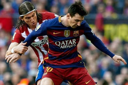 Lionel Messi y Filipe Luis, en uno de los 21 duelos que sostuvieron entre Barcelona y Atlético de Madrid
