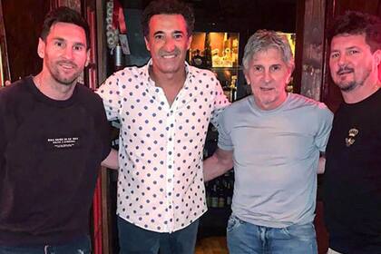 Lionel Messi y Gerardo Cea, propietario de Café Prima Pasta, en una de las visitas que hizo el astro del fútbol al restaurante