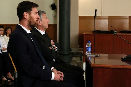 Lionel Messi y Jorge, su padre, en el juzgado español