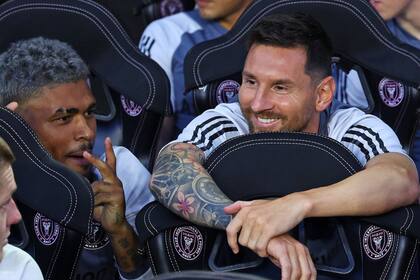 Lionel Messi y Josef Martínez en el banco de suplentes ante el Cruz Azul