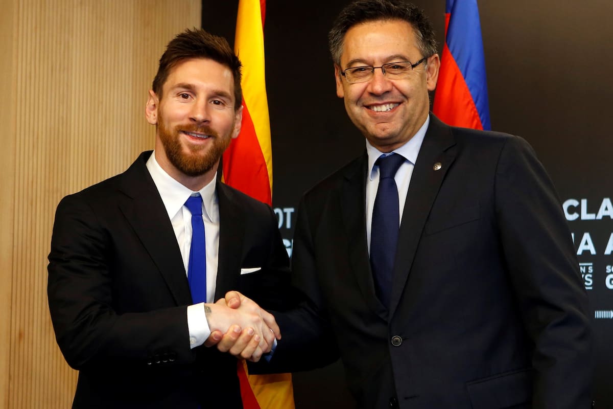 Lionel Messi y Josep María Bartome cuando firmaron el contrato en 2017